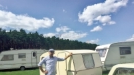 Jak widać, Romi-23 to niezbyt duża przyczepka – niższa od jej nowego właściciela (na zdjęciu) - zdjęcie 1